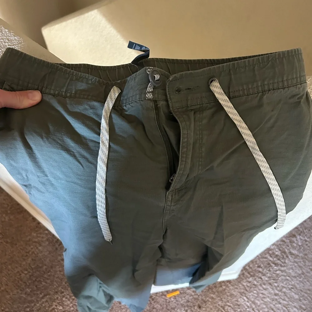 Vuori Olive Green Ripstop Cropped Pants - Picture 5 of 5